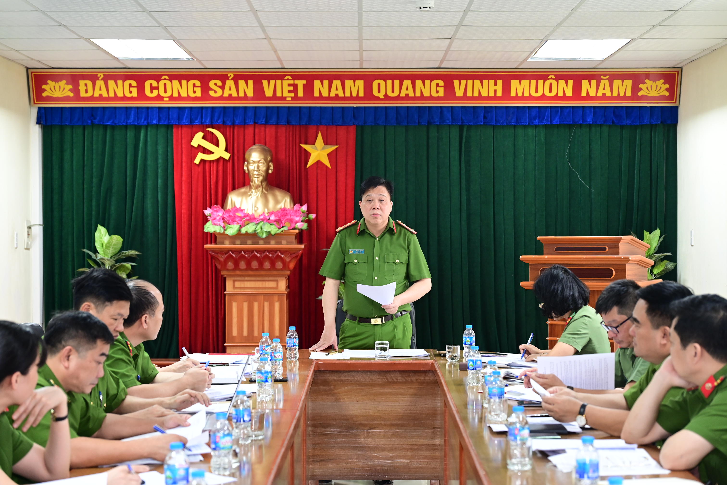 Đại tá Bùi Trung Thành-Phó Giám đốc, Thủ trưởng Cơ quan CSĐT Công an thành phố, làm việc với Phòng Cảnh sát ĐTTP về ma túy